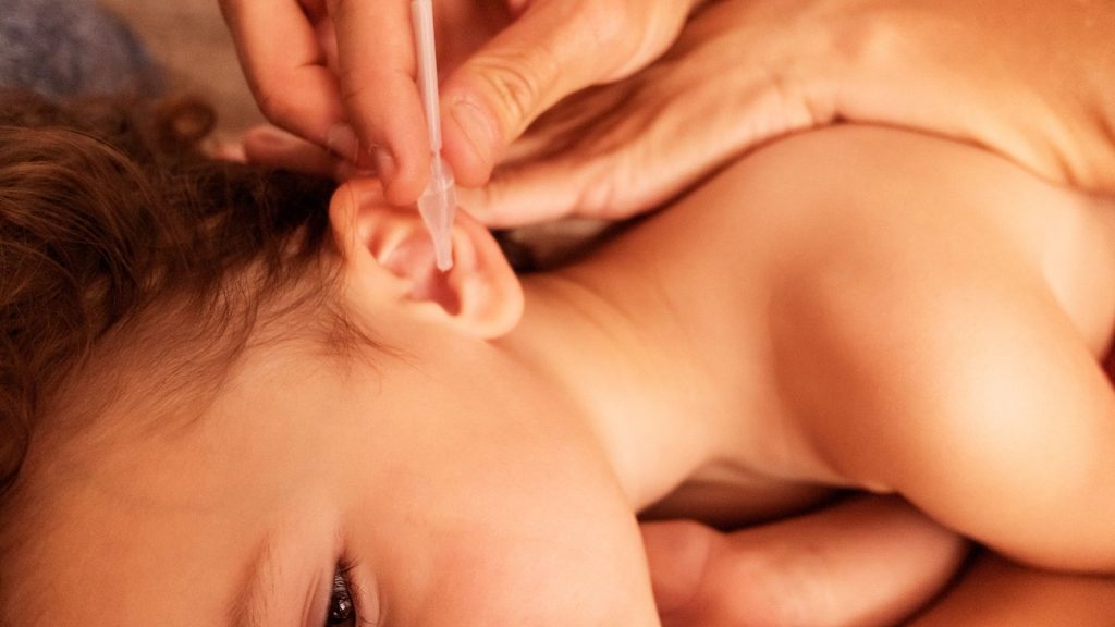 criança com dor de ouvido